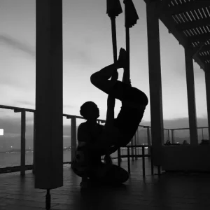 Utbilda dig till instruktör i aerial yoga